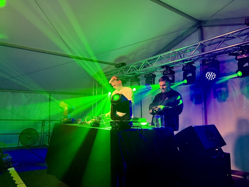 DJ-Event mit Lichtstimmung