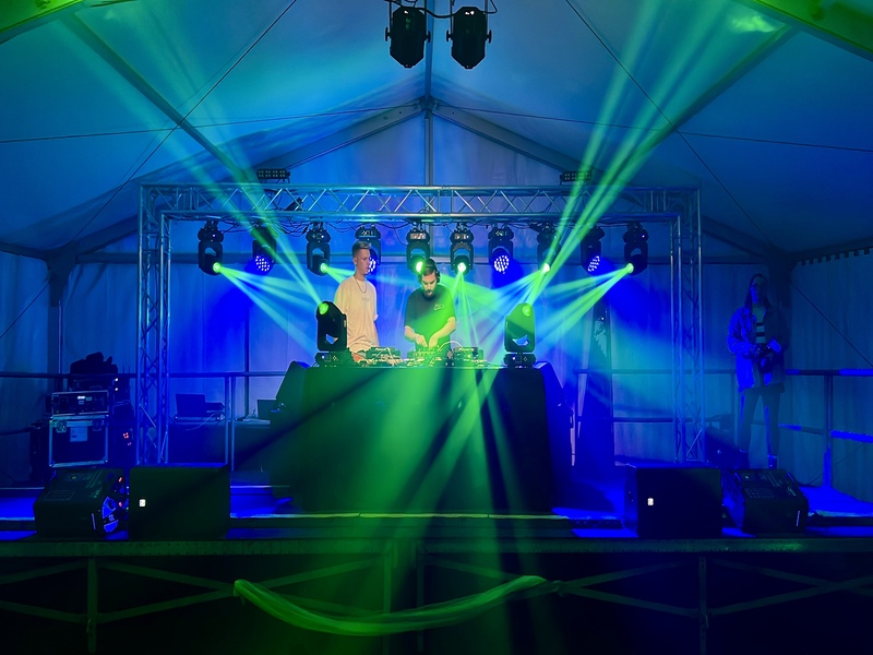 DJ-Pult im Einsatz bei einem Club-Event