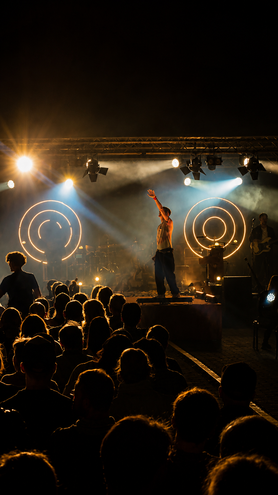 Trailerbühne mit Moving-Head-Licht bei einem Vereinsfest
